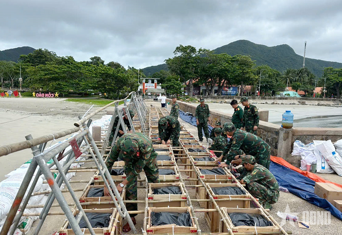 Kiểm tra tỉ mỉ giàn pháo hoa để bảo đảm tuyệt đối an toàn.