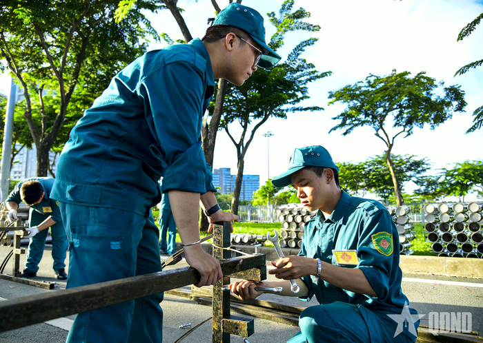 Lực lượng dân quân vận chuyển, lắp đặt các giàn ống pháo.