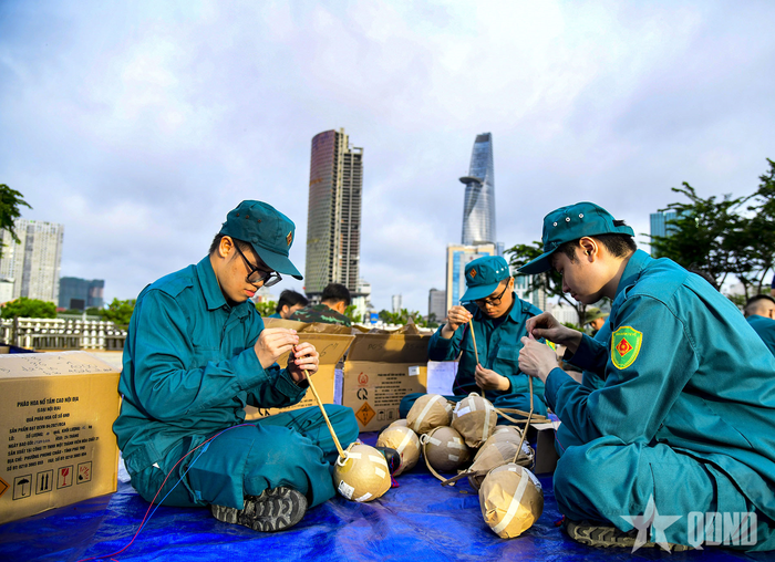 Lực lượng dân quân thực hiện đấu nối dây pháo.