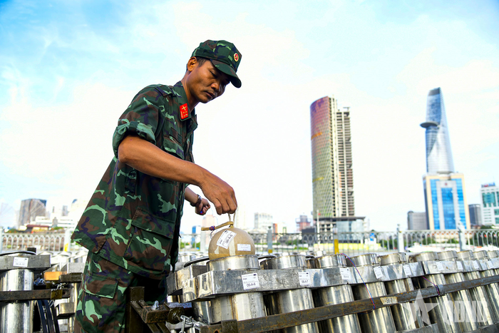Đưa pháo vào ống phóng.
