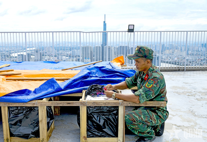 Công tác chuẩn bị tại điểm bắn pháo hoa trên tòa tháp Saigon Marina IFC (phường Sài Gòn).