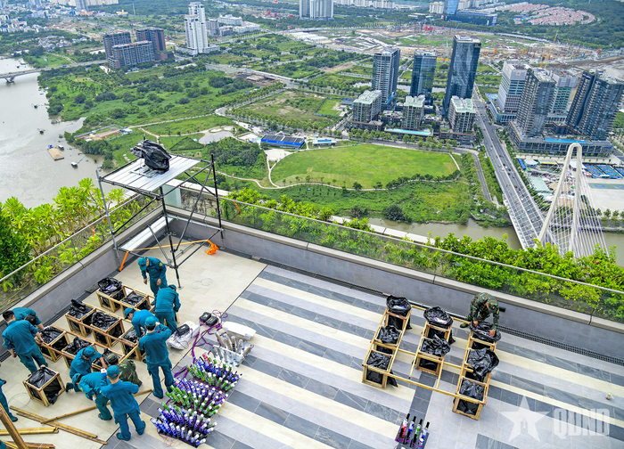 Công tác chuẩn bị bắn pháo hoa tại tòa tháp Saigon Marina IFC đã cơ bản hoàn tất với 90 giàn tầm thấp và hơn 12.000 ống hỏa thuật.