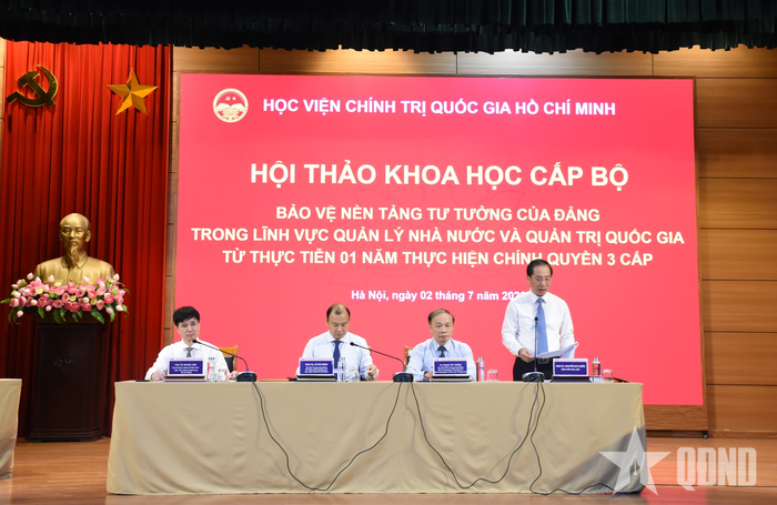 Các đồng chí chủ trì hội thảo. 