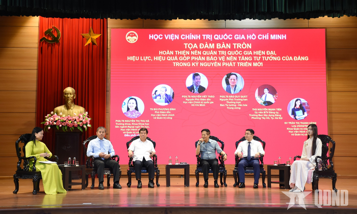 Các đại biểu thảo luận.