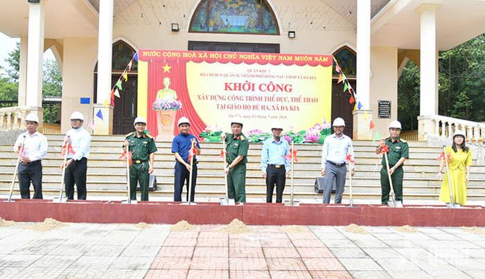 Thực hiện nghi thức khởi công công trình.