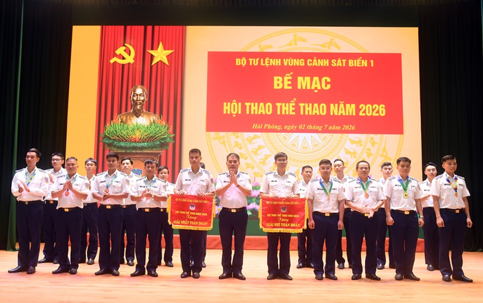 Trao thưởng các tập thể, cá nhân đạt thành tích cao tại hội thao.