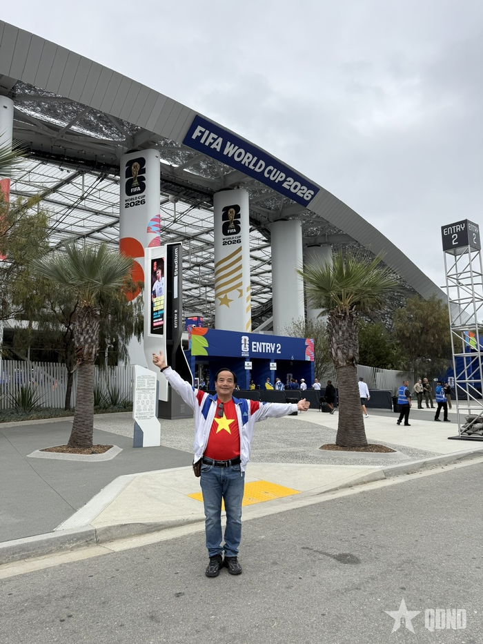 Tác giả bài viết chụp ảnh bên ngoài SoFi Stadium - sân vận động đắt nhất thế giới. 