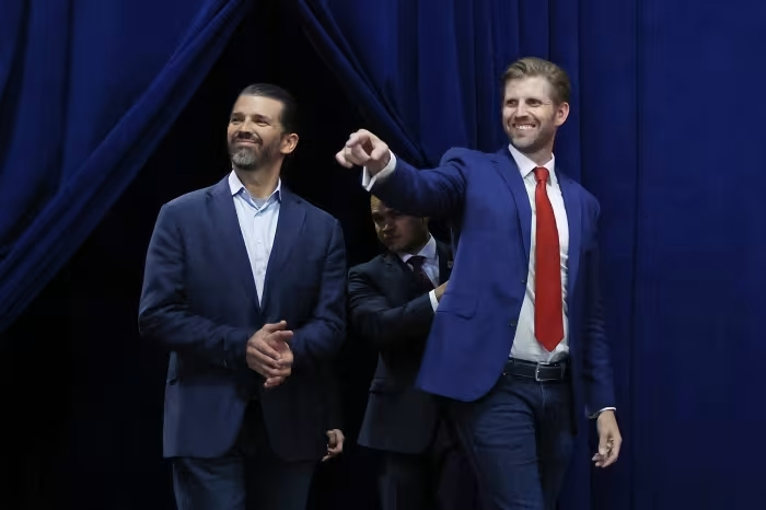 Các con trai Donald Trump Jr. (trái) và Eric Trump của đương kim Tổng thống Mỹ tham gia điều hành công ty kinh doanh tiền điện tử World Liberty Financial. Ảnh minh họa: Getty Images 