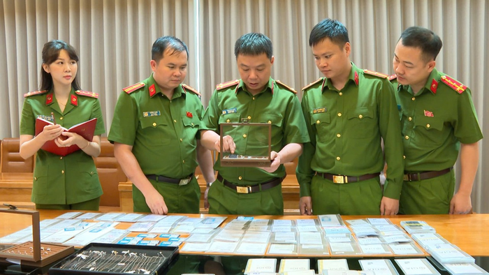 Công an tỉnh Thanh Hóa và tang vật vụ án. Ảnh: Công an tỉnh Thanh Hóa