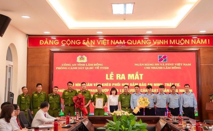 Các thành viên tham gia mô hình ra mắt tại buổi lễ.