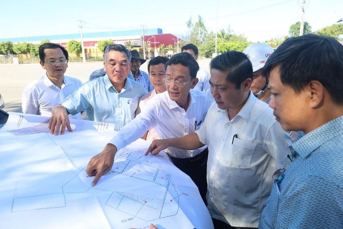 Lãnh đạo Trung tâm phát triển hạ tầng báo cáo tình hình triển khai dự án tại KCN, hậu cần cảng Tam Hiệp.