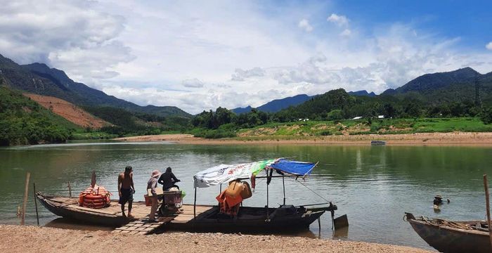 Hằng ngày, người dân phải đi ghe để về thôn Đầu Gò bên kia sông Bung.