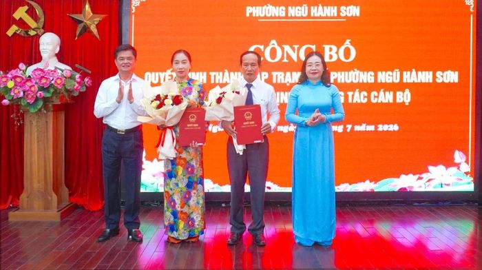 Lãnh đạo phường Ngũ Hành Sơn trao quyết định về công tác cán bộ Trạm Y tế phường.