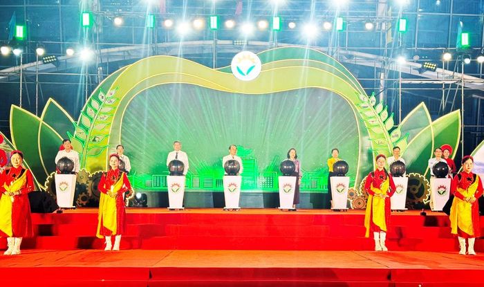 Các đại biểu thực hiện nghi thức khai mạc Hội chợ.