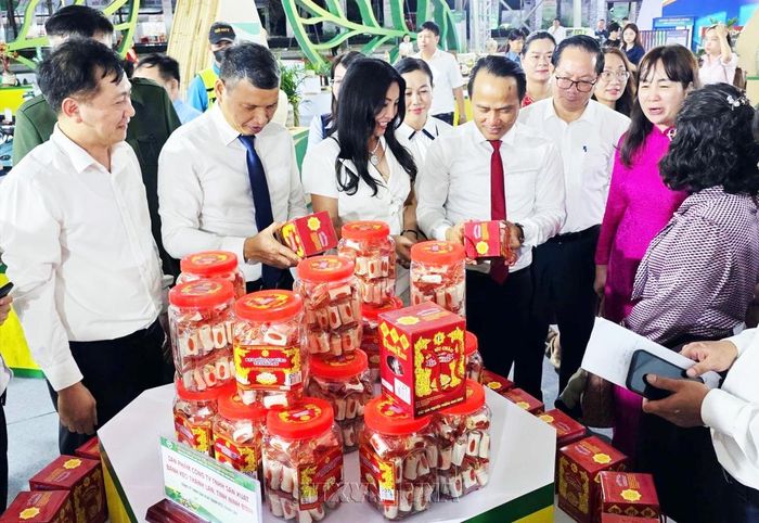 Lãnh đạo TP Đà Nẵng và Cục Đổi mới sáng tạo - Chuyển đổi xanh và Khuyến công tham quan 1 gian hàng tại Hội Chợ.