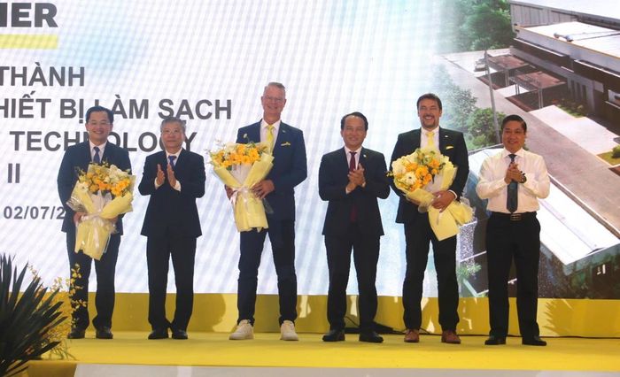 Lãnh đạo TP Đà Nẵng tặng hoa chúc mừng nhà đầu tư.