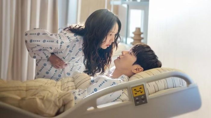 Chae Soo Bin đang chờ đón sự ra mắt của bộ phim gốc Netflix vào nửa cuối năm nay, 'Take Charge of My Heart". Cô vào vai một biên kịch Na Bo Bae đang phải đối mặt với hạn chót hoàn thành kịch bản phim tình cảm trước khi hợp đồng hết hạn. Bị sét đánh từ nhỏ, cô có dòng điện chạy khắp cơ thể, khiến cô không thể nắm tay người mình thích. Khi gặp Baek Ho Rang (Kim Young Kwang), người duy nhất không hề ngạc nhiên khi chạm vào cô, cuối cùng, cô cũng có cơ hội bắt đầu lại chuyện tình cảm của mình. Baek Ho Rang, người thừa kế đời thứ ba của một tập đoàn tài phiệt, điều hành một trong những khu nghỉ dưỡng hàng đầu quốc gia. Là một doanh nhân tài ba, anh giỏi cả chiến lược và thực thi, và là ứng cử viên sáng giá cho vị trí lãnh đạo tập đoàn, nếu không phải vì bí mật và điểm yếu duy nhất của anh: Ẩn sau vẻ ngoài hoàn hảo ấy là một trái tim nhân tạo. Giữa những cuộc đấu tranh quyền lực khốc liệt khi pin trái tim sắp hết, anh đã phải nhờ Na Bo Bae sạc lại pin cho anh qua một hợp đồng mà cô không thể từ chối.