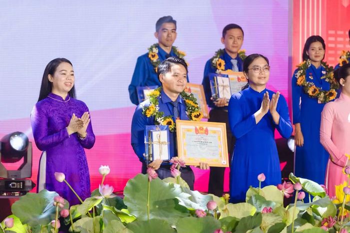 Đồng chí Nguyễn Minh Tuấn Anh (giữa) nhận danh hiệu Thanh niên tiên tiến Thành phố Hồ Chí Minh làm theo lời Bác năm 2026.
