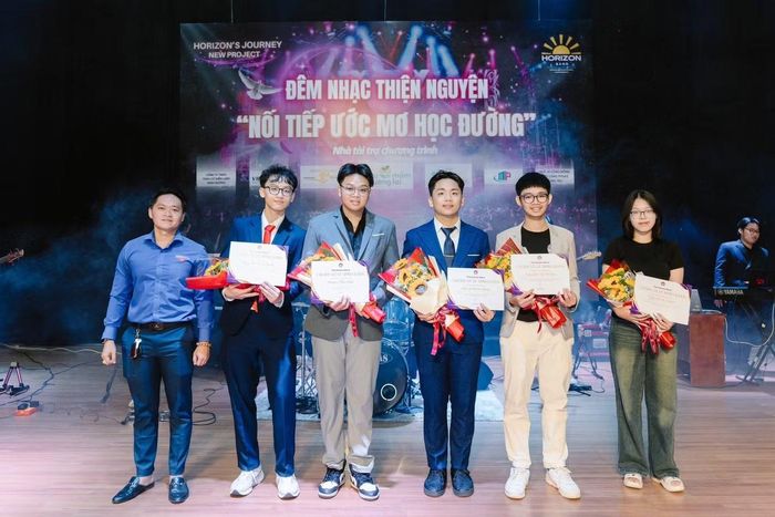 Anh Tuấn Anh (trái) trong đêm nhạc Thiện nguyện "Nối tiếp ước mơ học đường" được các bạn Horizon Band thực tổ chức với mục đích gây quỹ học bổng cho các em học sinh khó khăn tại xã Bàu Lâm (TP.HCM).