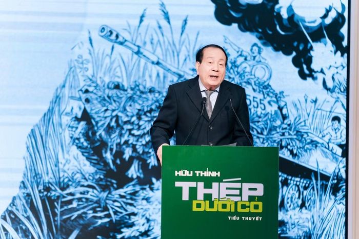 Nhà thơ Hữu Thỉnh ra mắt "Thép dưới cỏ" trước thềm 27/7, tri ân các liệt sĩ ngã xuống trong trận đánh làng Vây.