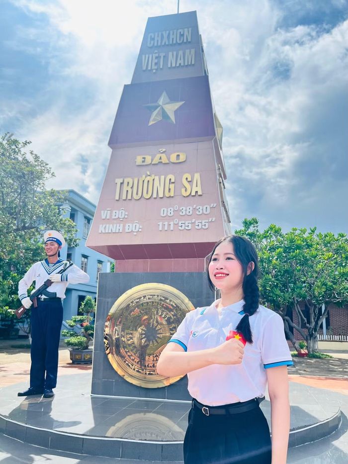 Nguyễn Thị Phương Huyền trong chuyến công tác tại quần đảo Trường Sa.