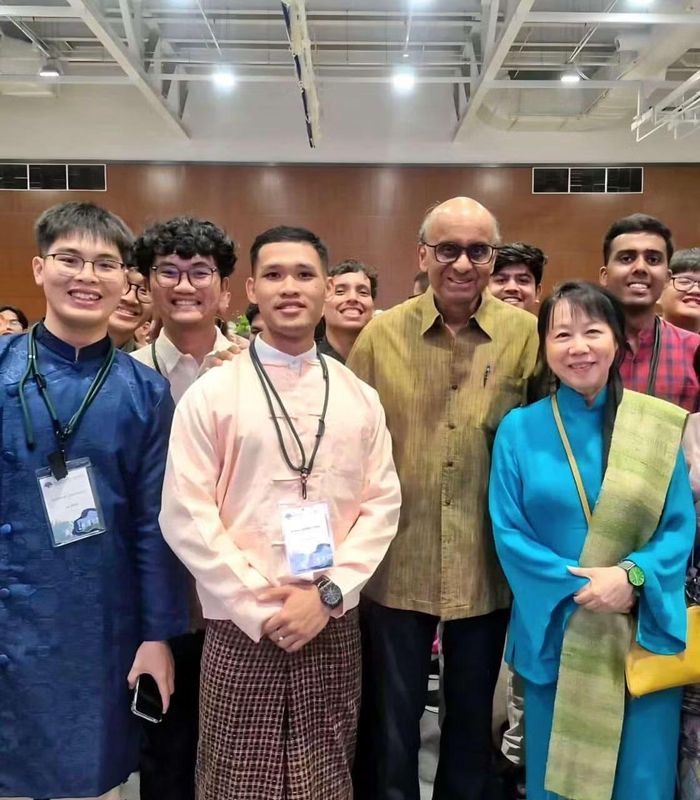 Gia Khang (ngoài cùng bên trái) chụp ảnh cùng Tổng thống Singapore Tharman Shanmugaratnam (áo vàng) và phu nhân tại Hội nghị quốc tế RAS 2025 (Singapore).