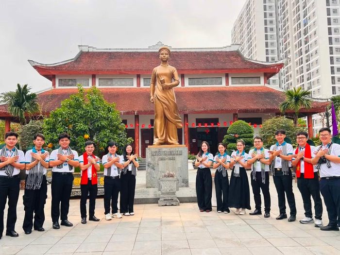 Sinh viên TP.HCM tham gia hoạt động về nguồn nhằm ôn lại truyền thống cách mạng, giáo dục lòng yêu nước và ý thức trách nhiệm của tuổi trẻ đối với sự nghiệp xây dựng, bảo vệ Tổ quốc.