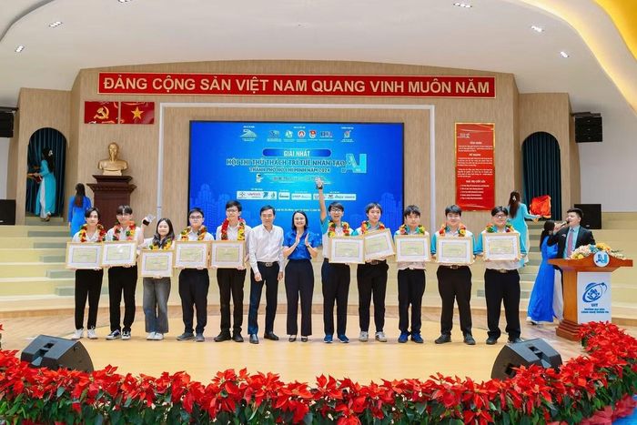 Thế hệ trẻ giàu khát vọng, đam mê khoa học - công nghệ, không ngừng học tập, nghiên cứu và đổi mới sáng tạo để góp phần xây dựng TP.HCM phát triển nhanh, bền vững.