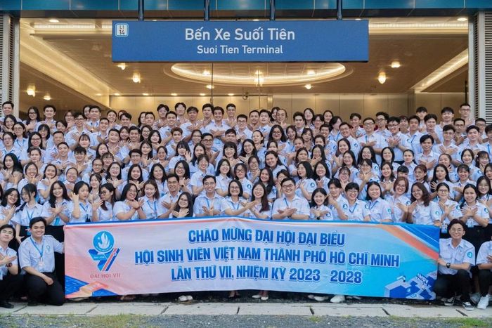 Hải Linh cùng sinh viên TP.HCM trải nghiệm tuyến tàu Metro số 1 chào mừng Đại hội đại biểu Hội Sinh viên Việt Nam TP.HCM lần thứ VII.