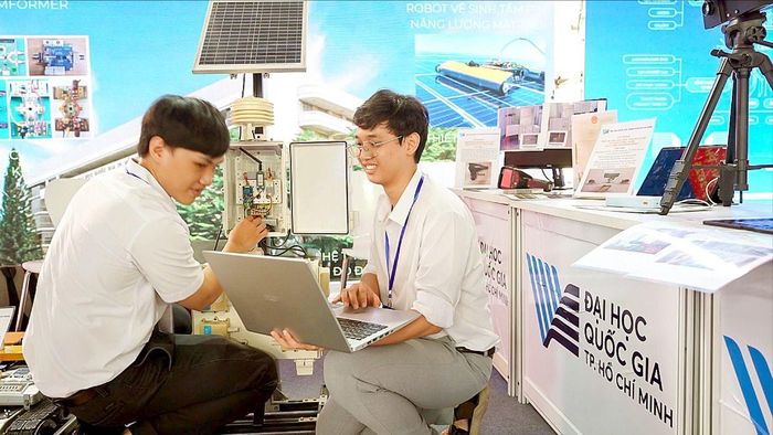  Sinh viên Đại học Quốc gia TPHCM giới thiệu các sản phẩm công nghệ chip, robot và AIoT trong Triển lãm Sản phẩm Công nghệ Chiến lược Quốc gia tại TPHCM. Ảnh: HOÀNG HÙNG 