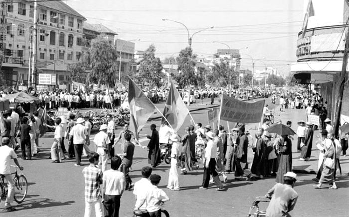  Ngày 23-4-1976, hàng vạn nhân dân thành phố Sài Gòn - Gia Định (từ 2-7-1976 được vinh dự mang tên Thành phố Hồ Chí Minh) mít tinh chào mừng ngày bầu cử Quốc hội thống nhất đất nước. Ảnh: TTXVN 