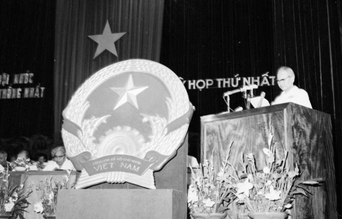  Tại kỳ họp thứ nhất, Quốc hội khóa VI đã thông qua Nghị quyết về tên nước, Quốc kỳ, Quốc huy, Quốc ca và tổ chức nhà nước (năm 1976). Ảnh: TTXVN 