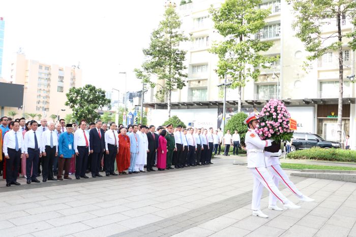  Đoàn đại biểu Lãnh đạo Đảng, Nhà nước, Ủy ban Trung ương MTTQ Việt Nam, cùng lãnh đạo TPHCM, dâng hoa tưởng nhớ Chủ tịch Hồ Chí Minh. Ảnh: NGÔ BÌNH 