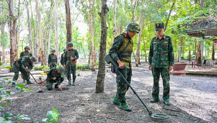  Lực lượng công binh rà quét vật liệu nổ tại công viên Lê Thị Riêng. Ảnh: MẠNH THẮNG 