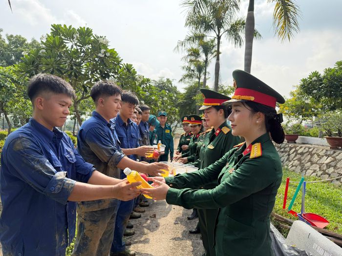  Hội Phụ nữ Bộ Tư lệnh TPHCM tiếp sức cho lực lượng thực hiện nhiệm vụ tại Nghĩa trang liệt sĩ TPHCM 