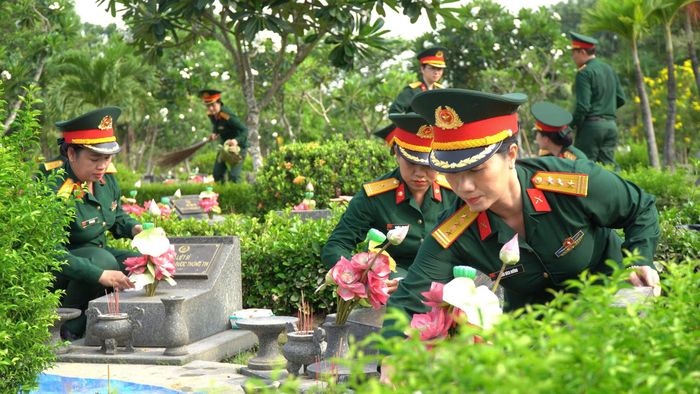  Cán bộ, chiến sĩ Bộ Tư lệnh TPHCM lau chùi các phần mộ tại nghĩa trang 