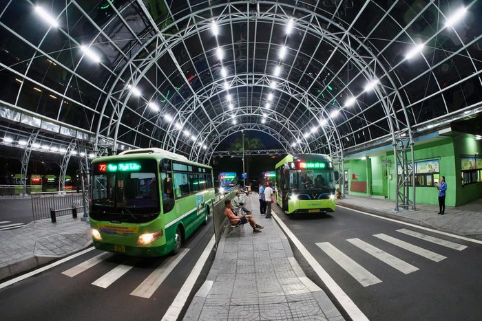 Những chuyến xe buýt miễn phí xuất phát từ Bến xe buýt Công viên 23 tháng 9 lúc 4 giờ 30 ngày 1-7, đánh dấu ngày đầu tiên TPHCM triển khai chính sách miễn phí xe buýt. Ảnh: HOÀNG HÙNG