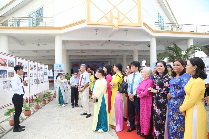 Cán bộ, đảng viên, người dân phường Phú Thuận tham quan triển lãm. Ảnh: THU HOÀI
