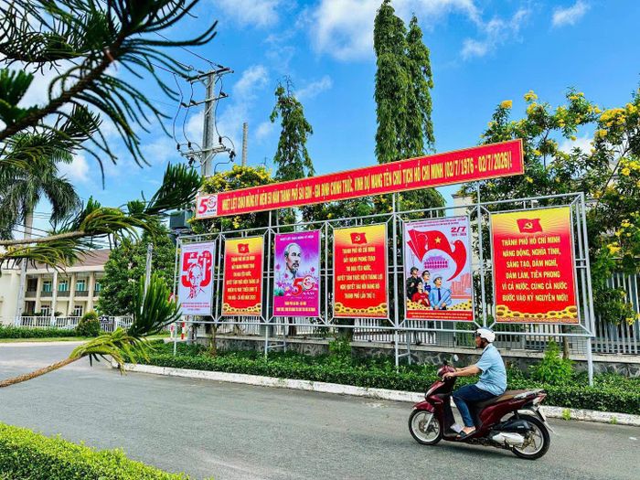 Tuyến đường trung tâm xã Hồ Tràm rực rỡ cờ Đảng, cờ Tổ quốc và băng rôn chào mừng kỷ niệm. Ảnh: TRÚC GIANG