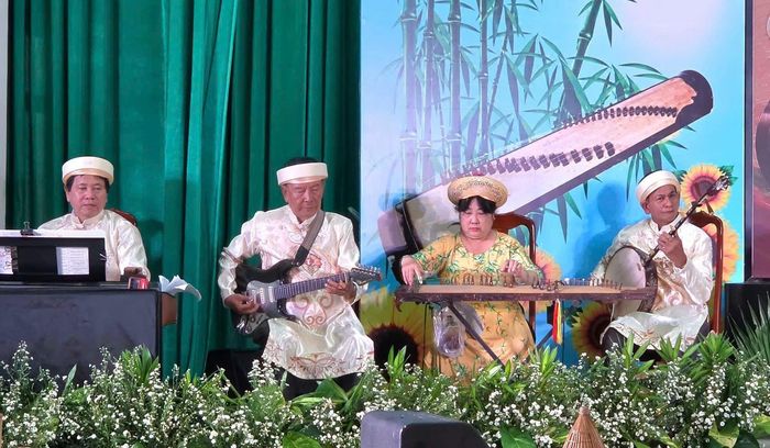 Những lời ca, tiếng hát chào mừng ngày đặc biệt. Ảnh: TRÚC GIANG