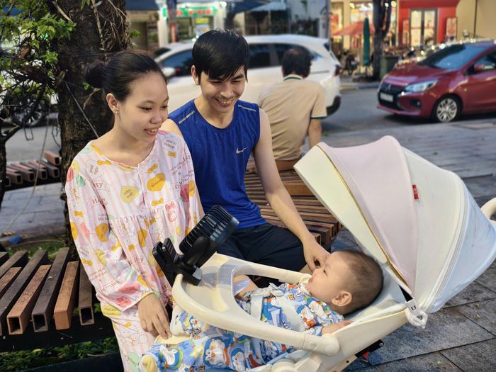 Vợ chồng anh Trương Văn Khánh mong muốn gắn bó lâu dài với thành phố. Ảnh: TÂM TRANG