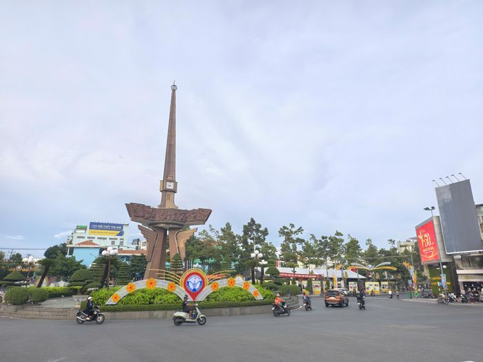 Một số tuyến đường tại phường Thủ Dầu Một rực rỡ cờ hoa, pano, áp phích chào mừng sự kiện. Ảnh: TÂM TRANG