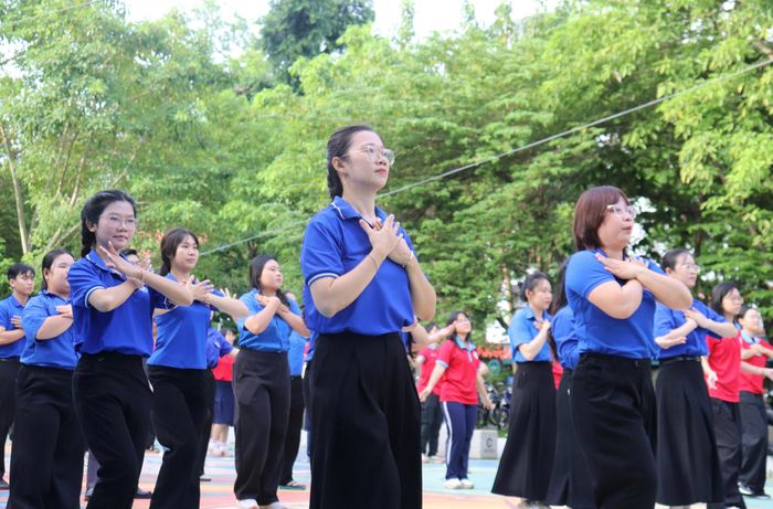 Đoàn viên, thanh niên tham gia đồng diễn. Ảnh: CẨM TUYẾT