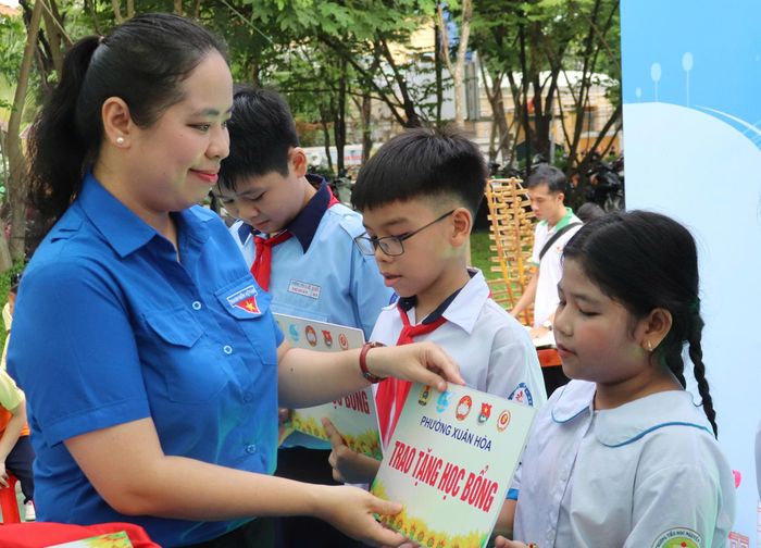 Phó Bí thư Thành đoàn TPHCM Trịnh Thị Hiền Trân trao học bổng đến thiếu nhi Xuân Hòa. Ảnh: CẨM TUYẾT