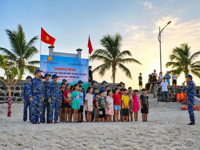 Trẻ em đặc khu Lý Sơn tham gia lớp học bơi của cán bộ, chiến sĩ Lữ đoàn đặc công Hải quân 126. Ảnh: HỘI LHPN đặc khu Lý Sơn