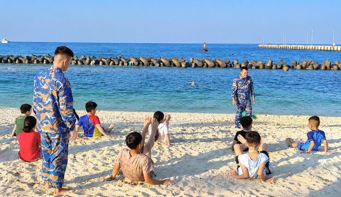 Lữ đoàn đặc công Hải quân 126 dạy bơi miễn phí cho trẻ em đặc khu Lý Sơn