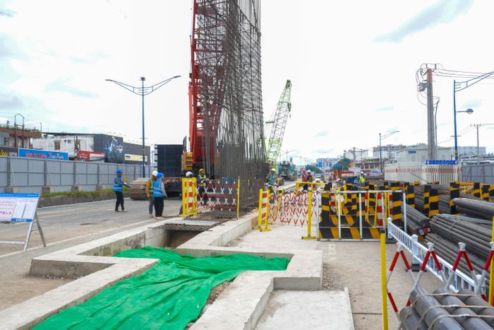  Thi công tường vây tại ga ngầm ST10 (ga Phạm Văn Bạch). Ảnh: QUỐC HÙNG 