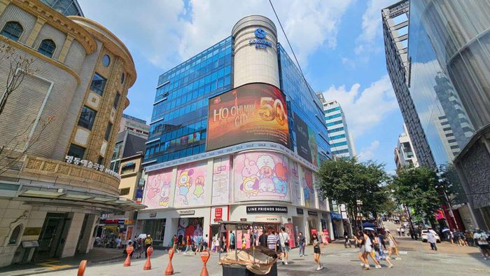Hình ảnh kỷ niệm 50 năm Thành phố mang tên Bác được trình chiếu tại trung tâm Seoul