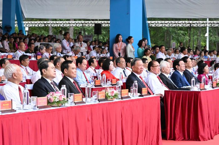  Tổng Bí thư, Chủ tịch nước Tô Lâm cùng các đồng chí lãnh đạo, nguyên lãnh đạo Đảng, Nhà nước, Ủy ban Trung ương MTTQ Việt Nam dự lễ kỷ niệm. Ảnh: VIỆT DŨNG 