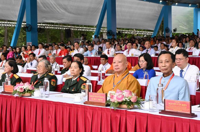  Đại biểu dự Lễ kỷ niệm 50 năm Ngày Thành phố Sài Gòn - Gia Định vinh dự mang tên Chủ tịch Hồ Chí Minh. Ảnh: VIỆT DŨNG 